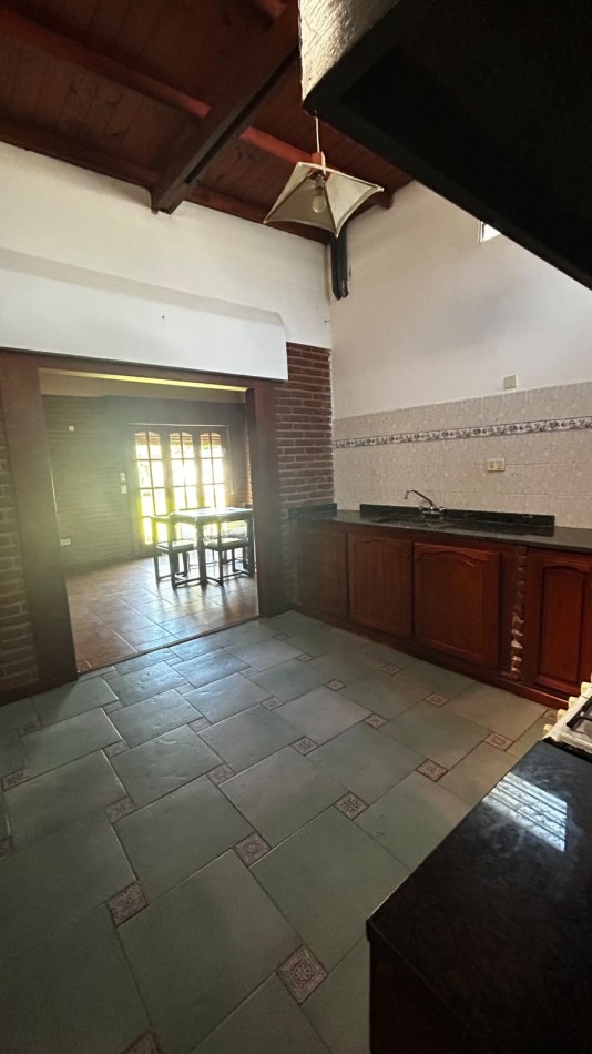 Casa de 4 ambientes con parque y garage, en alquiler 24 meses
