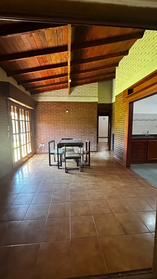 Casa de 4 ambientes con parque y garage, en alquiler 24 meses