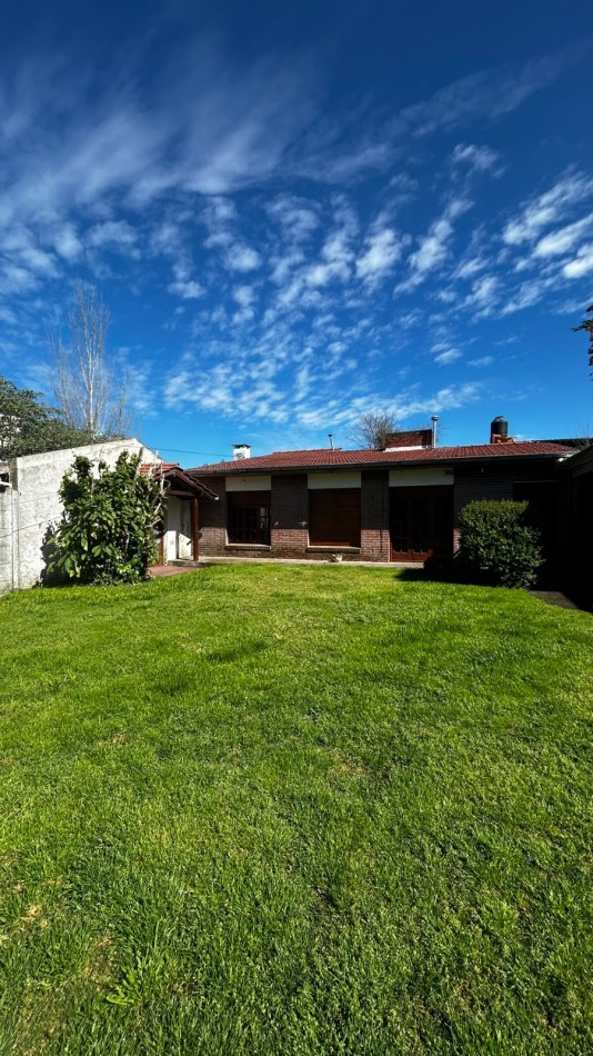 Casa de 4 ambientes con parque y garage, en alquiler 24 meses