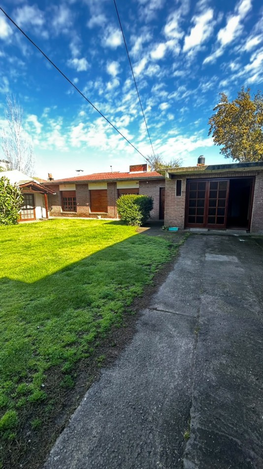 Casa de 4 ambientes con parque y garage, en alquiler 24 meses