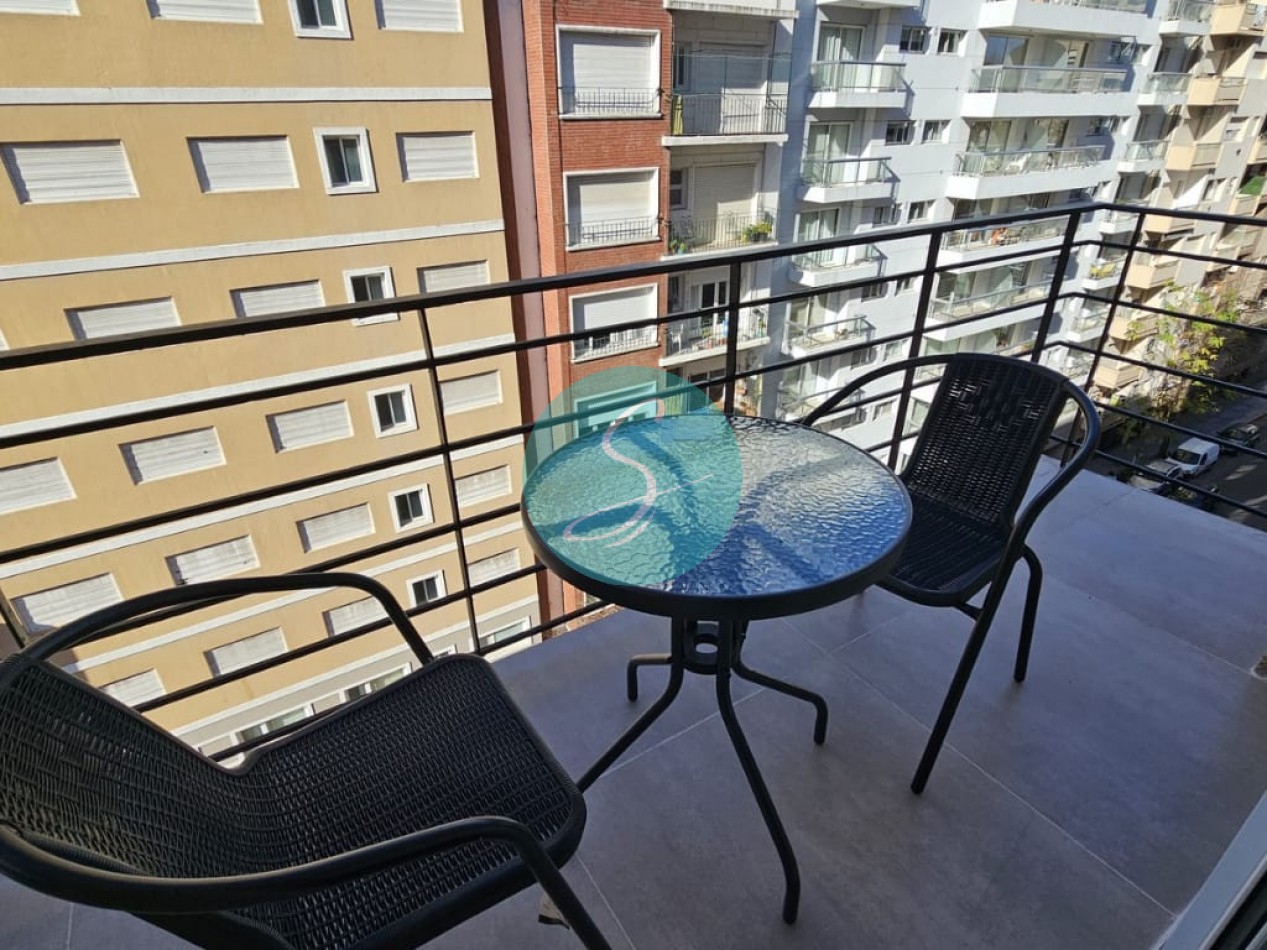 Departamento de 2 ambientes, con dependencia y balcon saliente al frente