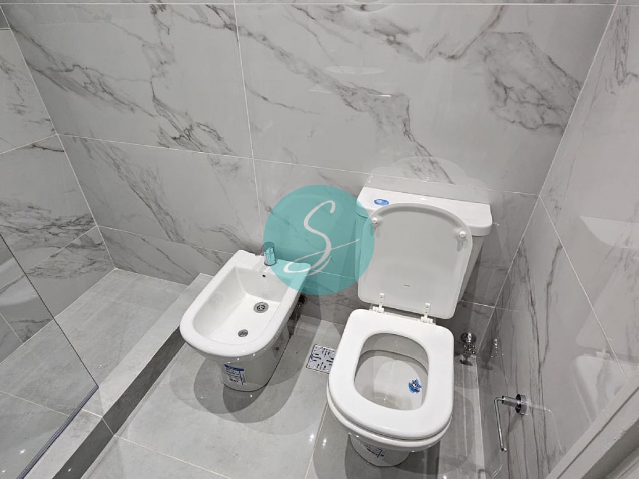 Departamento de 2 ambientes, con dependencia y balcon saliente al frente