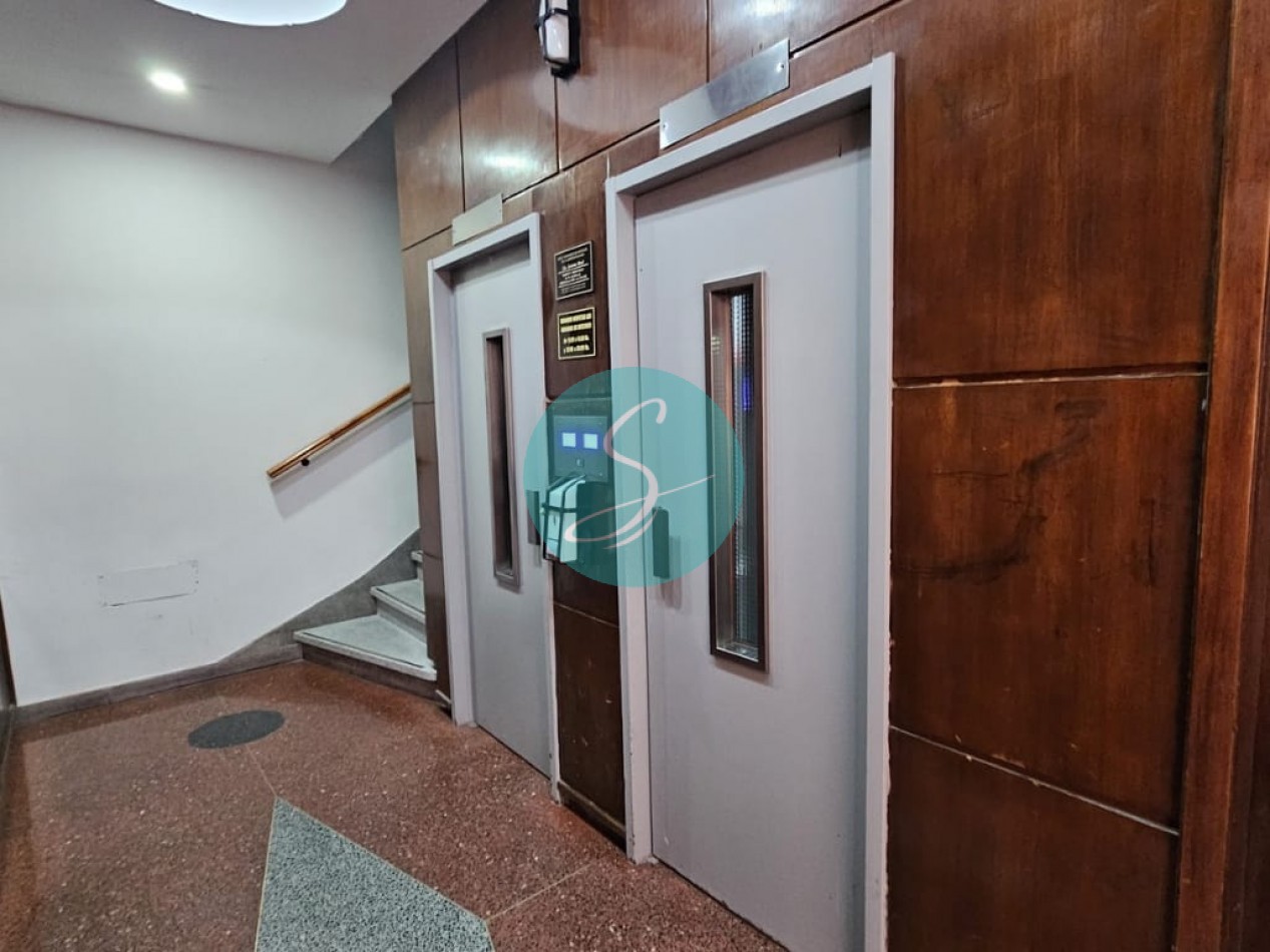 Departamento de 2 ambientes, con dependencia y balcon saliente al frente