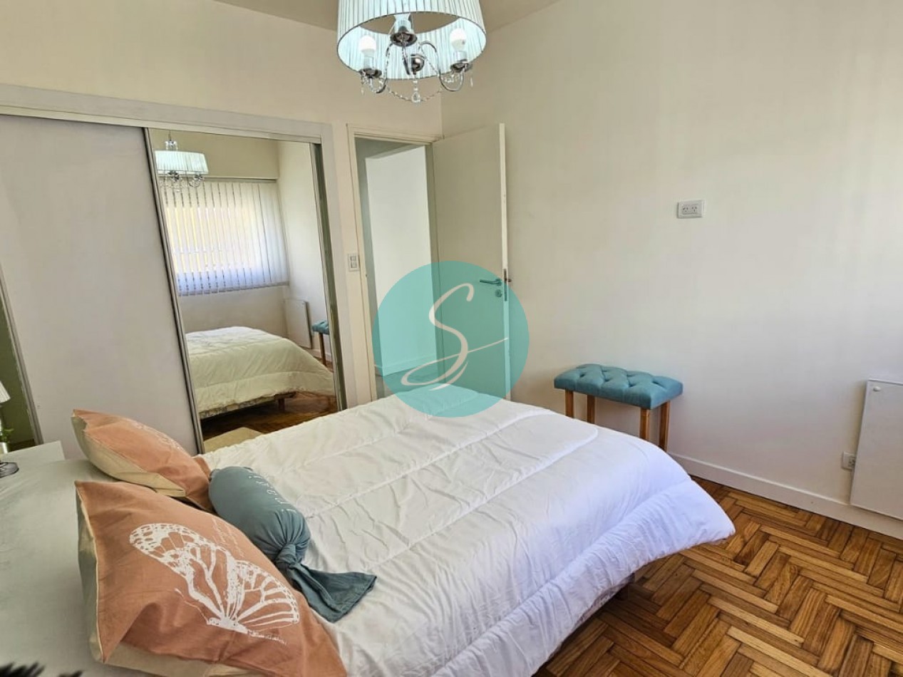 Departamento de 2 ambientes, con dependencia y balcon saliente al frente