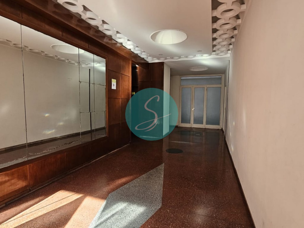 Departamento de 2 ambientes, con dependencia y balcon saliente al frente