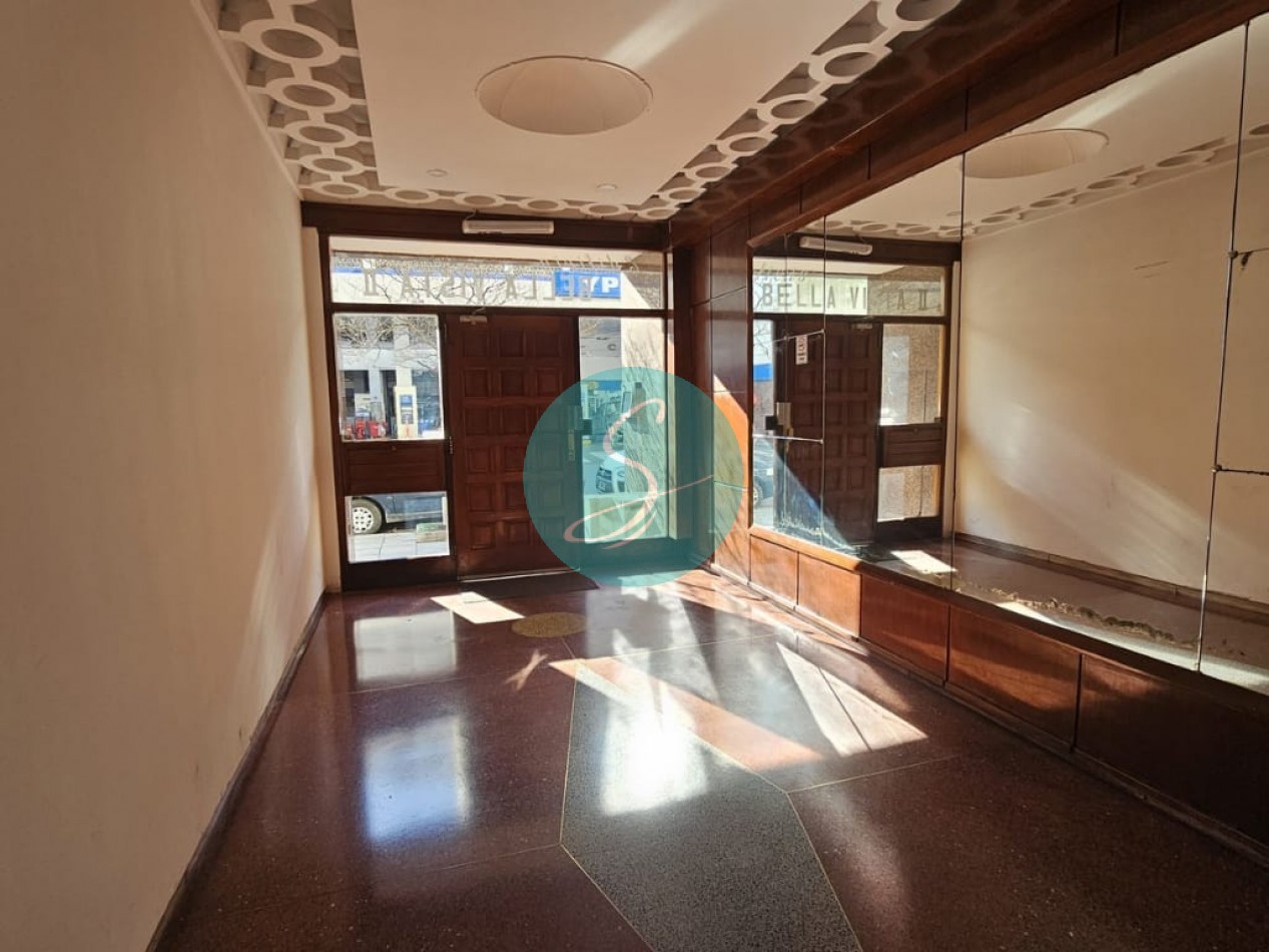 Departamento de 2 ambientes, con dependencia y balcon saliente al frente