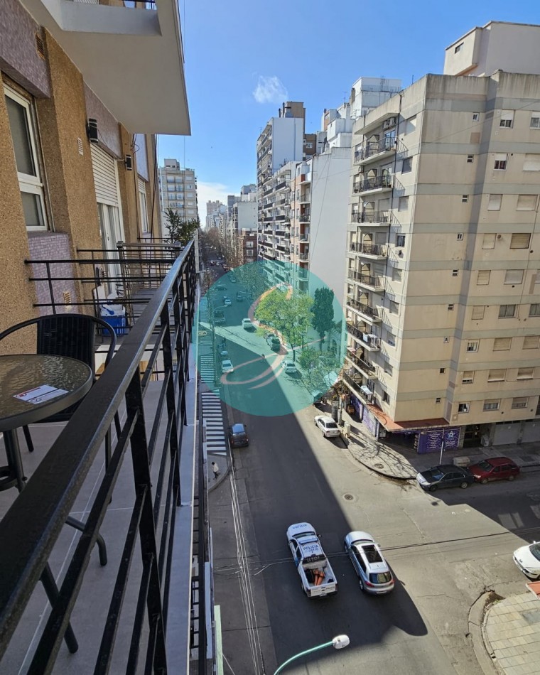 Departamento de 2 ambientes, con dependencia y balcon saliente al frente