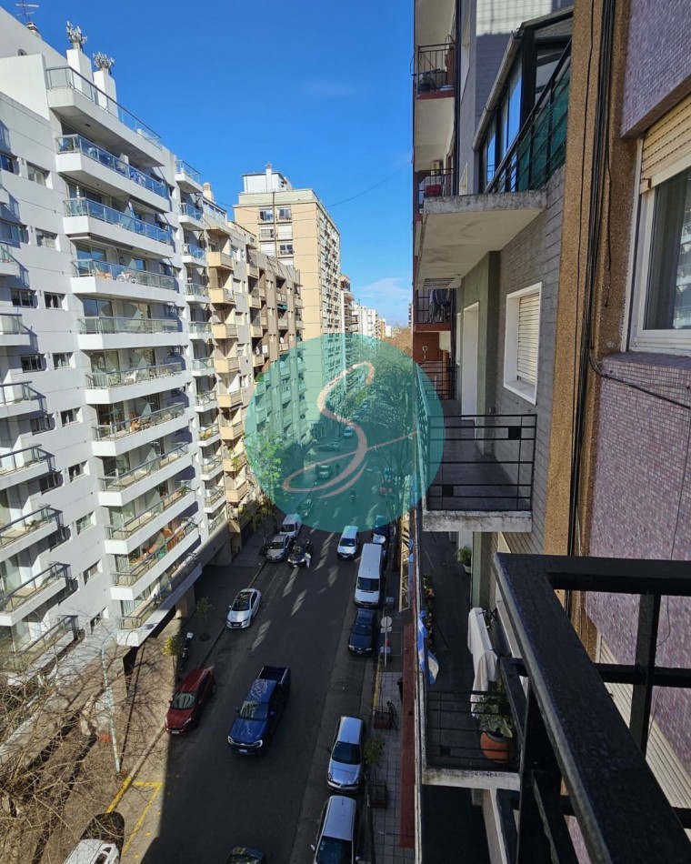 Departamento de 2 ambientes, con dependencia y balcon saliente al frente