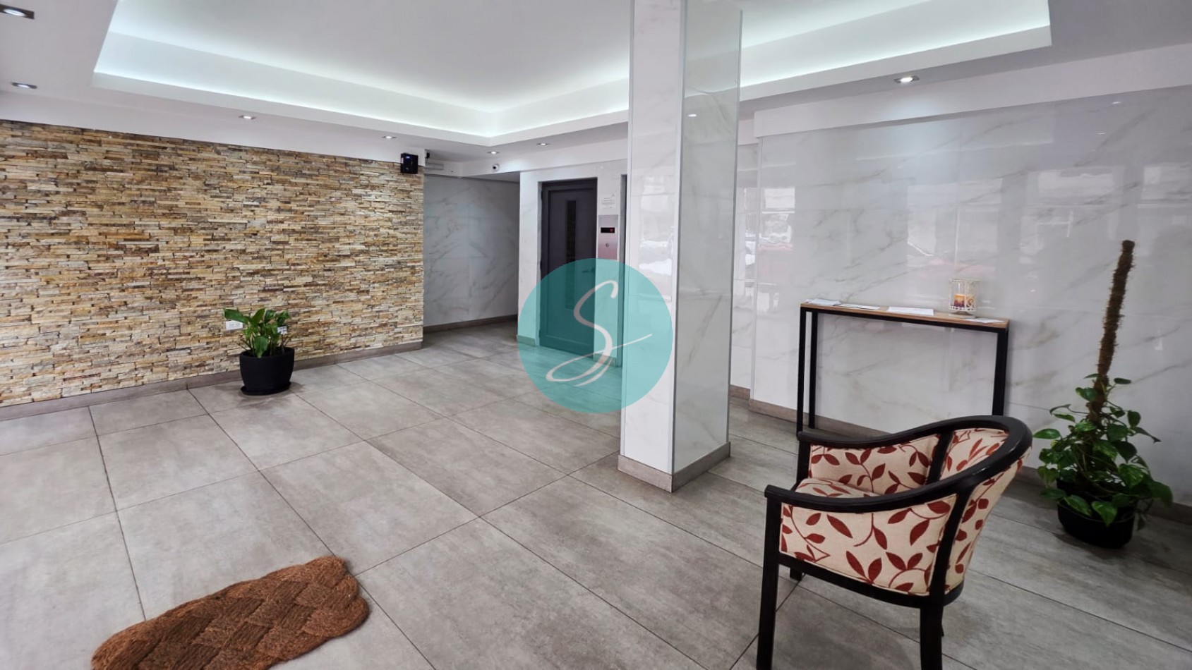 Departamento de 1 Ambiente, con balcon saliente, Zona Guemes