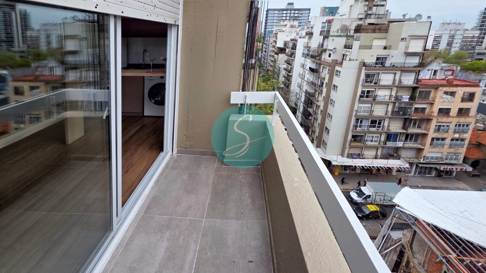 Departamento de 1 Ambiente, con balcon saliente, Zona Guemes