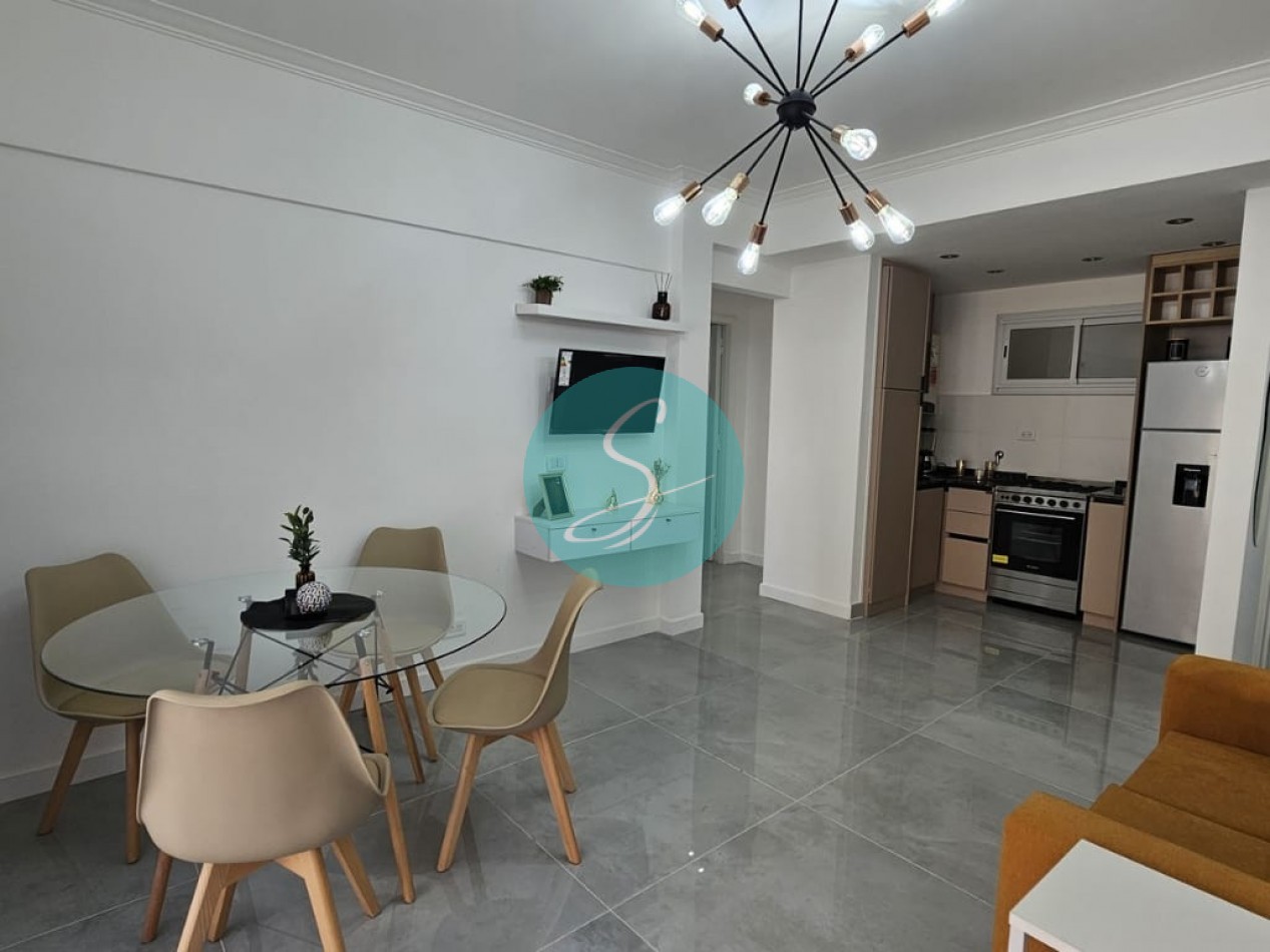 Departamento de 2 ambientes, con dependencia y balcon saliente al frente