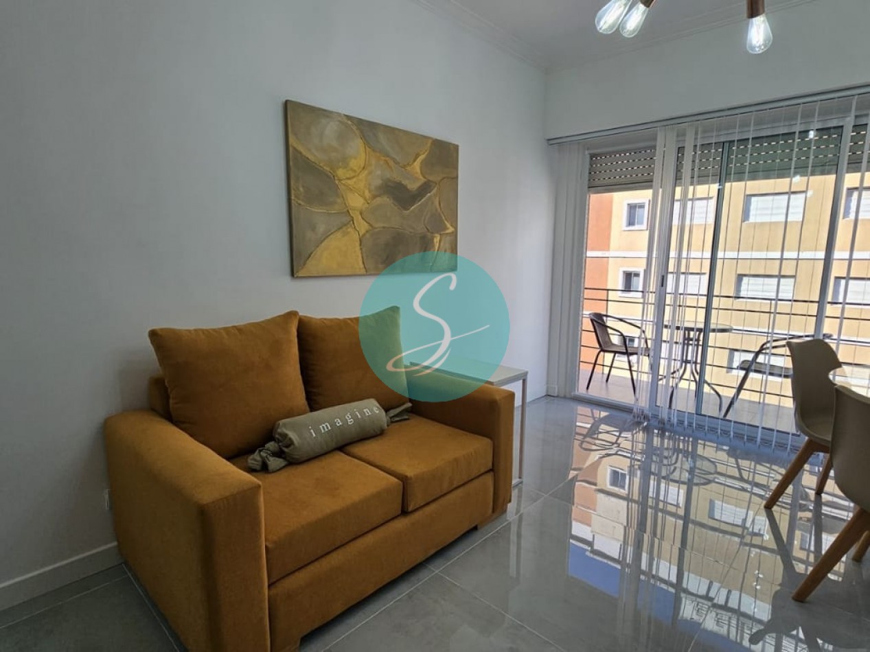 Departamento de 2 ambientes, con dependencia y balcon saliente al frente