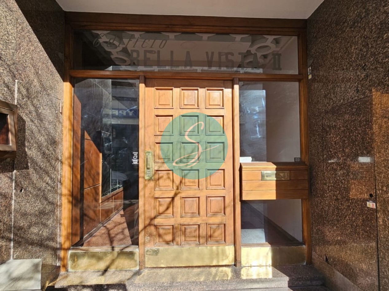 Departamento de 2 ambientes, con dependencia y balcon saliente al frente
