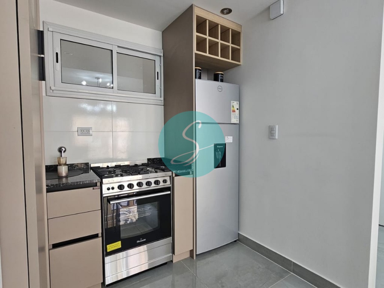 Departamento de 2 ambientes, con dependencia y balcon saliente al frente