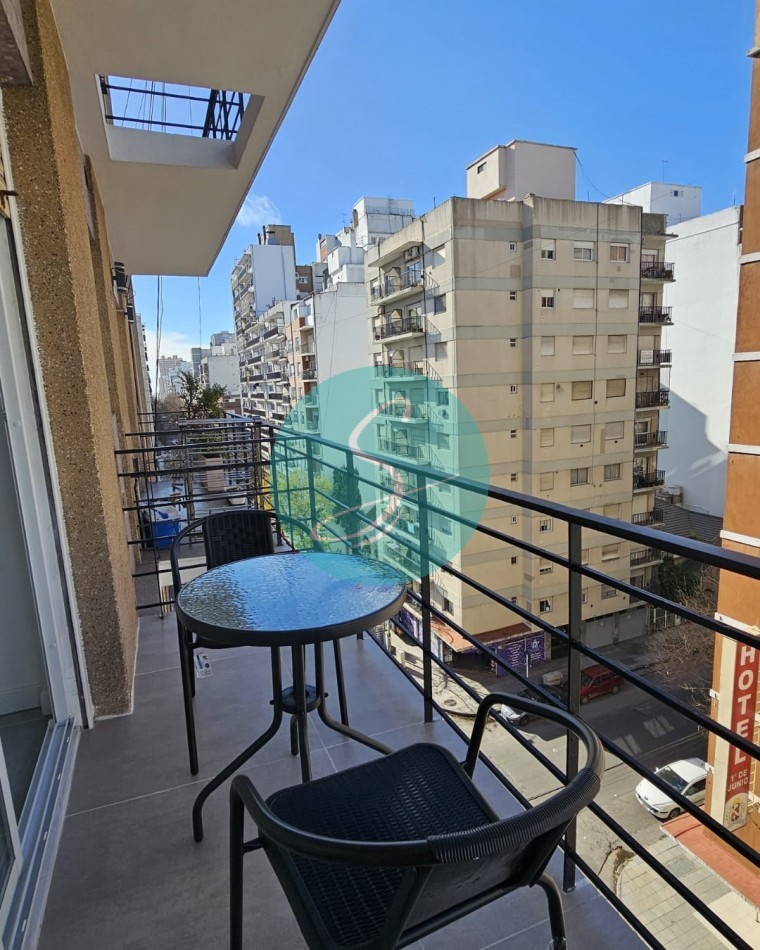 Departamento de 2 ambientes, con dependencia y balcon saliente al frente