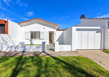 Casa de 3 ambientes con patio y cochera, en venta