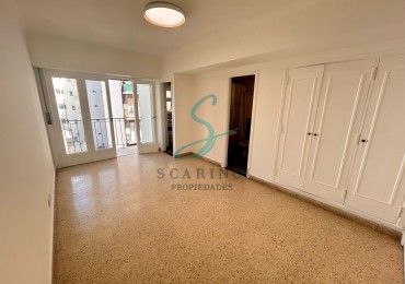 Departamento de 1 ambiente, con balcon saliente a la calle. Mar del Plata